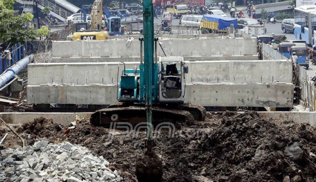 Petugas menyelesaikan perbaikan jembatan Pelbak, di Jalan Latumenten, Jakarta Barat, Senin (1/8).Perbaikan dan penggantian jembatan itu bertujuan untuk menangani banjir yang dikarenakan kondisi jembatan eksisting yang pendek dan mengganggu aliran sungai. Foto: Ricardo/JPNN.com - JPNN.com