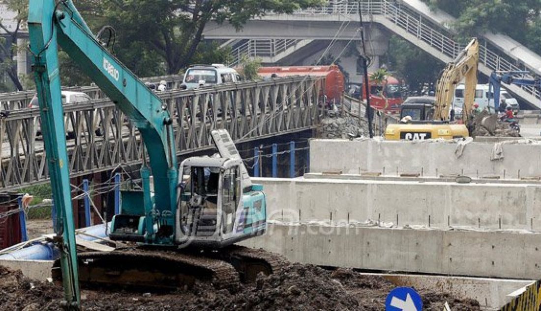 Petugas menyelesaikan perbaikan jembatan Pelbak, di Jalan Latumenten, Jakarta Barat, Senin (1/8).Perbaikan dan penggantian jembatan itu bertujuan untuk menangani banjir yang dikarenakan kondisi jembatan eksisting yang pendek dan mengganggu aliran sungai. Foto: Ricardo/JPNN.com - JPNN.com