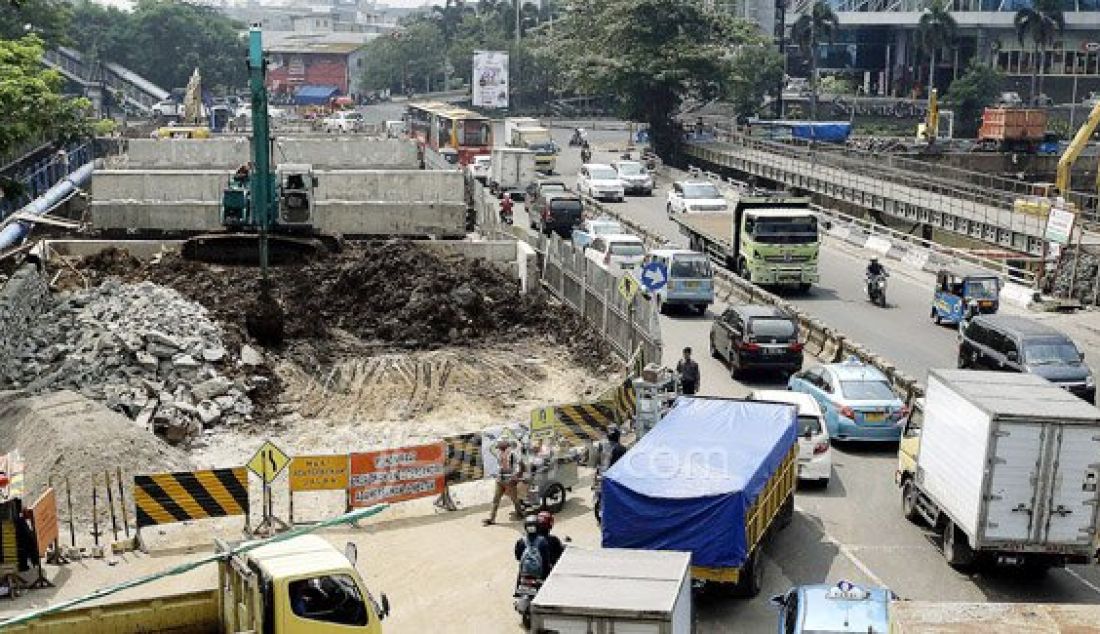 Petugas menyelesaikan perbaikan jembatan Pelbak, di Jalan Latumenten, Jakarta Barat, Senin (1/8).Perbaikan dan penggantian jembatan itu bertujuan untuk menangani banjir yang dikarenakan kondisi jembatan eksisting yang pendek dan mengganggu aliran sungai. Foto: Ricardo/JPNN.com - JPNN.com