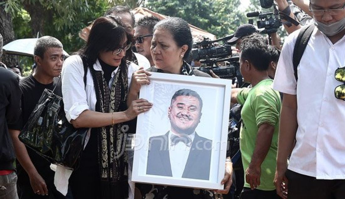 Keluarga dan teman Almarhum Mike Mohede saat mengiringi jenazah Mike ke liang kubur di TPU Tanah Kusir, Jakarta Selatan, Selasa (2/8). Jebolan Indonesian Idol 2 tutup usia akibat serangan jantung. Foto: Ricardo/JPNN.com - JPNN.com