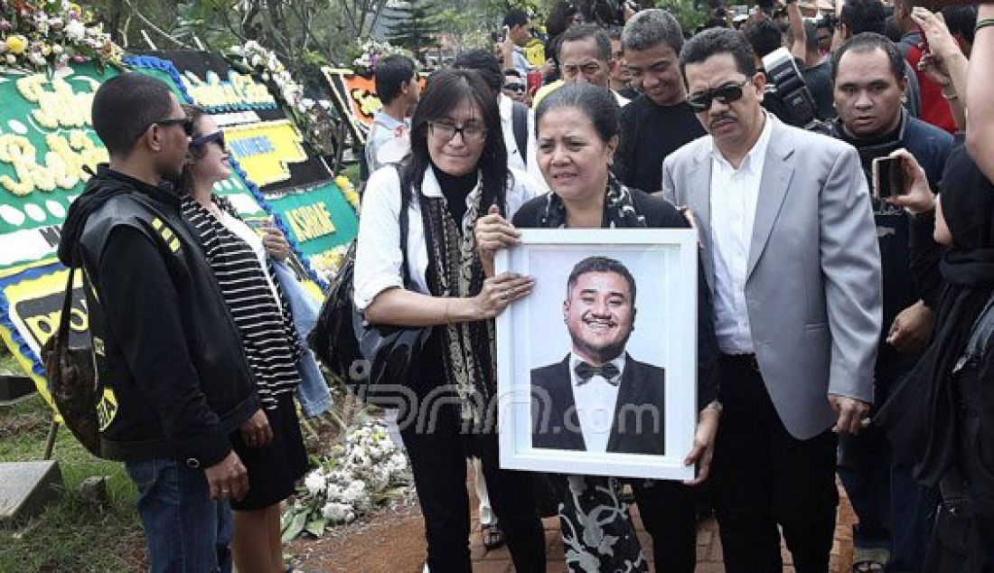 Keluarga dan teman Almarhum Mike Mohede saat mengiringi jenazah Mike ke liang kubur di TPU Tanah Kusir, Jakarta Selatan, Selasa (2/8). Jebolan Indonesian Idol 2 tutup usia akibat serangan jantung. Foto: Ricardo/JPNN.com - JPNN.com