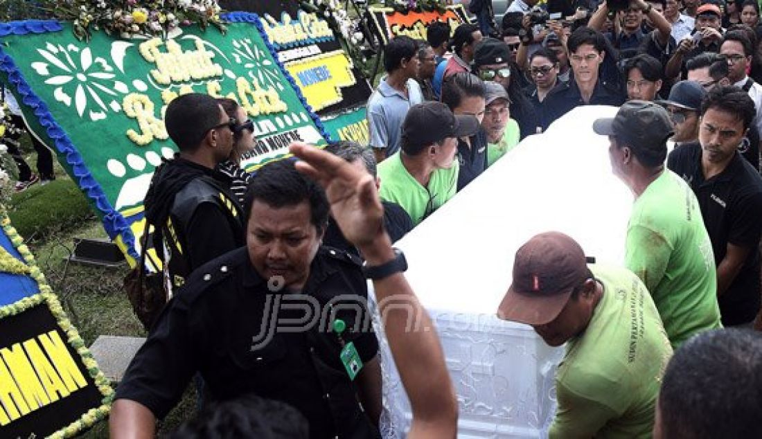 Keluarga dan teman Almarhum Mike Mohede saat mengiringi jenazah Mike ke liang kubur di TPU Tanah Kusir, Jakarta Selatan, Selasa (2/8). Jebolan Indonesian Idol 2 tutup usia akibat serangan jantung. Foto: Ricardo/JPNN.com - JPNN.com