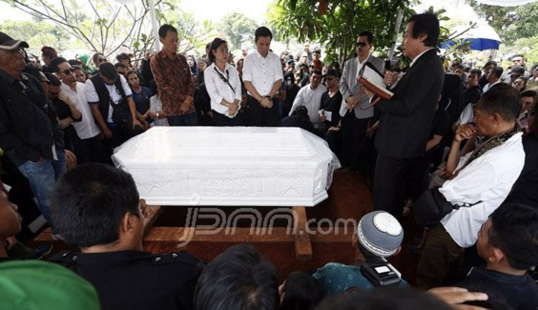 Keluarga dan teman Almarhum Mike Mohede saat mengiringi jenazah Mike ke liang kubur di TPU Tanah Kusir, Jakarta Selatan, Selasa (2/8). Jebolan Indonesian Idol 2 tutup usia akibat serangan jantung. Foto: Ricardo/JPNN.com - JPNN.com