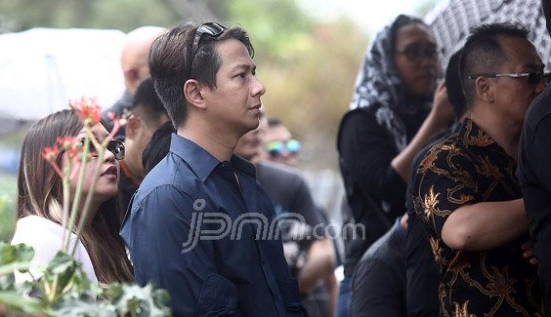 Penyanyi Delon Thamrin alias Delon 'Idol' menghadiri pemakaman Almarhum Mike Mohede di TPU Tanah Kusir, Jakarta Selatan, Selasa (2/8). Jebolan Indonesian Idol 2 tutup usia karena serangan jantung. Foto: Ricardo/JPNN.com - JPNN.com