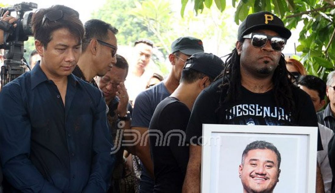 Penyanyi Delon Thamrin alias Delon 'Idol' menghadiri pemakaman Almarhum Mike Mohede di TPU Tanah Kusir, Jakarta Selatan, Selasa (2/8). Jebolan Indonesian Idol 2 tutup usia karena serangan jantung. Foto: Ricardo/JPNN.com - JPNN.com