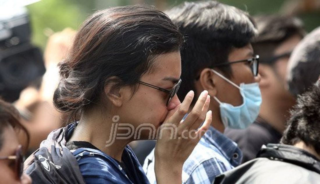 Artis Eva Celia Latjuba menghadiri pemakaman Almarhum Mike Mohede di TPU Tanah Kusir, Jakarta Selatan, Selasa (2/8). Jebolan Indonesian Idol 2 tutup usia karena serangan jantung. Foto: Ricardo/JPNN.com - JPNN.com