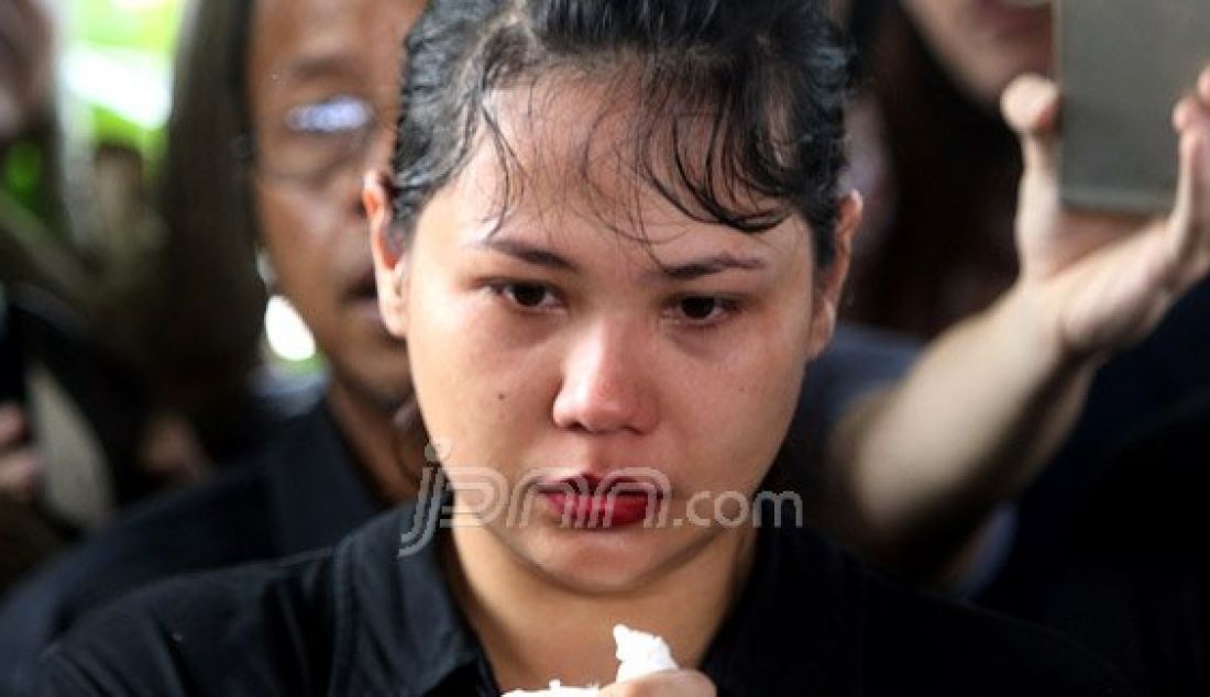 Kekasih Almarhum Mike Mohede, Christina Maria Anderson alias Tina menghadiri pemakaman Almarhum Mike Mohede di TPU Tanah Kusir, Jakarta Selatan, Selasa (2/8). Jebolan Indonesian Idol 2 tutup usia karena serangan jantung. Foto: Ricardo/JPNN.com - JPNN.com