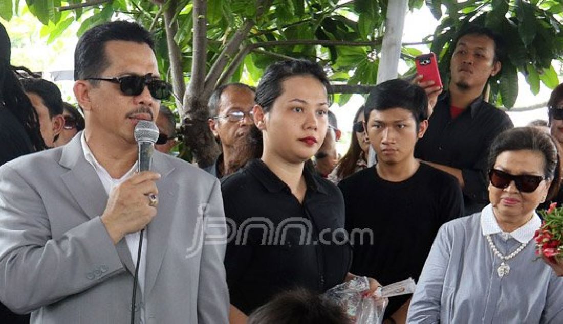 Kekasih Almarhum Mike Mohede, Christina Maria Anderson alias Tina menghadiri pemakaman Almarhum Mike Mohede di TPU Tanah Kusir, Jakarta Selatan, Selasa (2/8). Jebolan Indonesian Idol 2 tutup usia karena serangan jantung. Foto: Ricardo/JPNN.com - JPNN.com