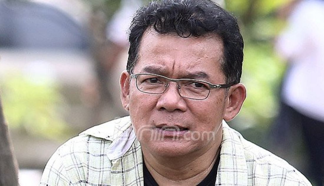 Aktor Mathias Muchus menghadiri pemakaman Almarhum Mike Mohede di TPU Tanah Kusir, Jakarta Selatan, Selasa (2/8). Jebolan Indonesian Idol 2 tutup usia karena serangan jantung. Foto: Ricardo/JPNN.com - JPNN.com