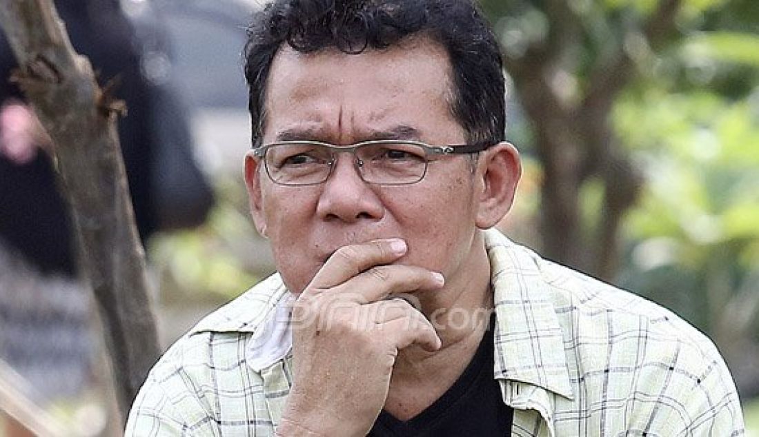 Aktor Mathias Muchus menghadiri pemakaman Almarhum Mike Mohede di TPU Tanah Kusir, Jakarta Selatan, Selasa (2/8). Jebolan Indonesian Idol 2 tutup usia karena serangan jantung. Foto: Ricardo/JPNN.com - JPNN.com