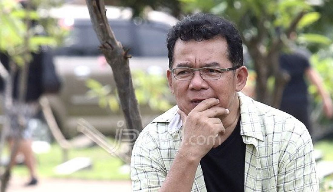 Aktor Mathias Muchus menghadiri pemakaman Almarhum Mike Mohede di TPU Tanah Kusir, Jakarta Selatan, Selasa (2/8). Jebolan Indonesian Idol 2 tutup usia karena serangan jantung. Foto: Ricardo/JPNN.com - JPNN.com