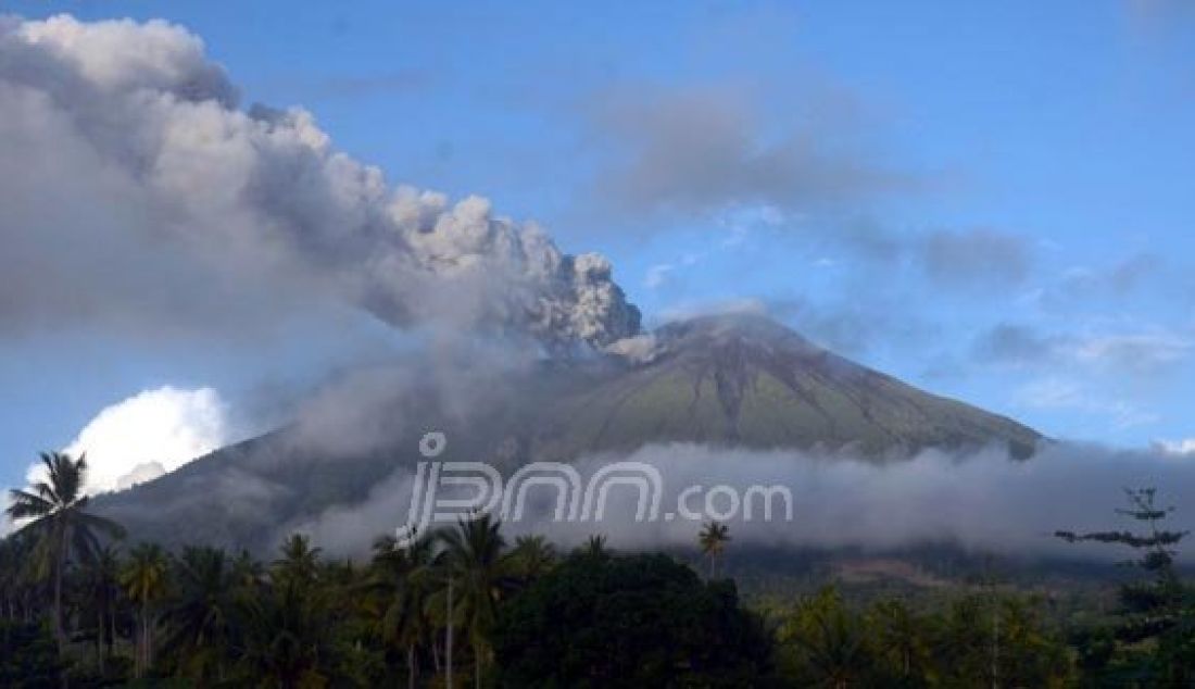 MELETUS: Gunung Gamalama Ternate kembali meletus dan keluarkan debu vulkanik, Rabu (3/8). Akibat letusan sejumlah akivitas penerbangan dibandara Sultan Babullah Ternate ditunda, sekolah dan aktivitas kantor lainnya sementara diliburkan. Foto: Erwin/Malut Post - JPNN.com