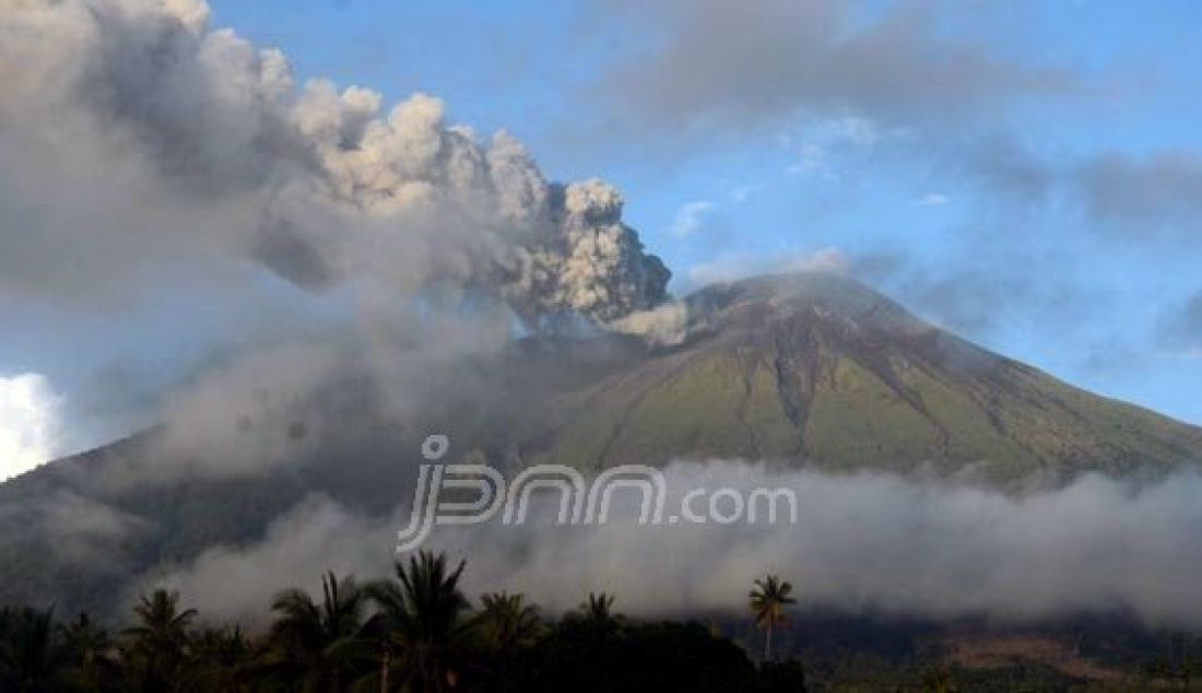 MELETUS: Gunung Gamalama Ternate kembali meletus dan keluarkan debu vulkanik, Rabu (3/8). Akibat letusan sejumlah akivitas penerbangan dibandara Sultan Babullah Ternate ditunda, sekolah dan aktivitas kantor lainnya sementara diliburkan. Foto: Erwin/Malut Post - JPNN.com