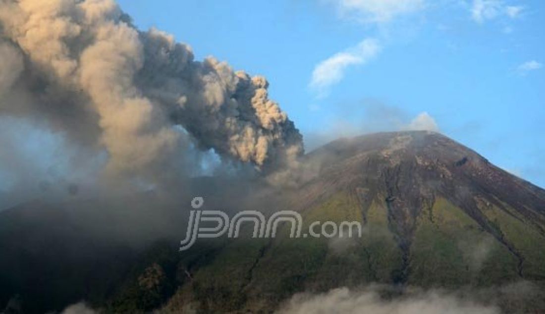 MELETUS: Gunung Gamalama Ternate kembali meletus dan keluarkan debu vulkanik, Rabu (3/8). Akibat letusan sejumlah akivitas penerbangan dibandara Sultan Babullah Ternate ditunda, sekolah dan aktivitas kantor lainnya sementara diliburkan. Foto: Erwin/Malut Post - JPNN.com