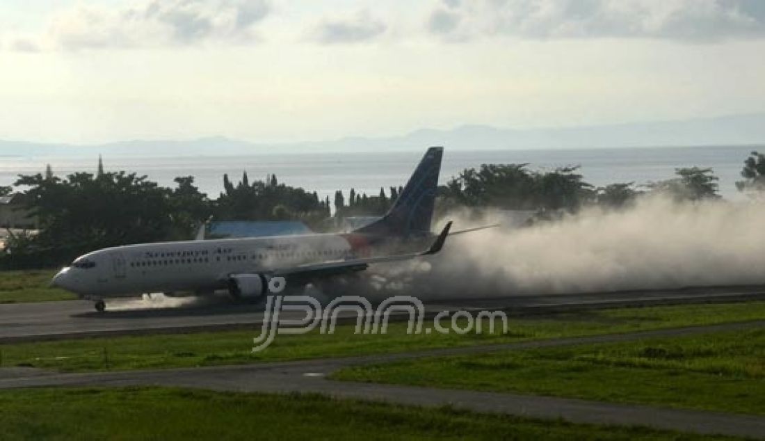 TEROBOS: Pesawat Sriwijaya Air terlihat nekat terobos landasan pacu bandara sultan babullah Ternate, yang dipenuhi debu vulkanik gunung gamalama yang meletus, Rabu (3/8). Selain sriwijaya, satu pesawat milik Garuda juga nekat terobos debu vulkanik. Foto: Erwin/Malut Pos - JPNN.com