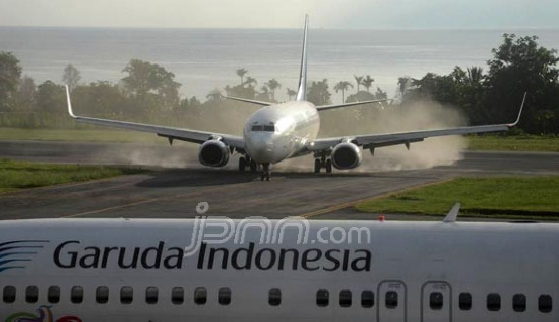 TEROBOS: Pesawat Sriwijaya Air terlihat nekat terobos landasan pacu bandara sultan babullah Ternate, yang dipenuhi debu vulkanik gunung gamalama yang meletus, Rabu (3/8). Selain sriwijaya, satu pesawat milik Garuda juga nekat terobos debu vulkanik. Foto: Erwin/Malut Pos - JPNN.com