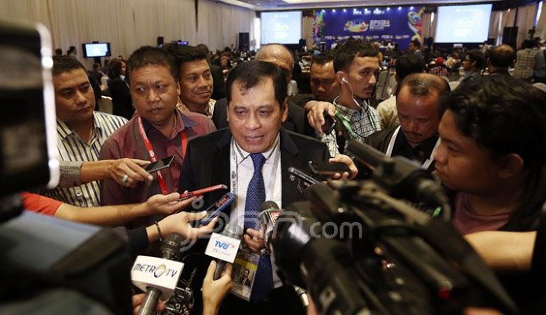 Mantan Ketua PSSI Nurdin Halid menghadiri Kongres Luar Biasa PSSI di Jakarta, Rabu (3/8). KLB PSSI membahas pemilihan Plt Ketua Umum PSSI hingga kongres pemilihan terdekat, pemilihan Komite Exco, pelaksanaan Kongres Tahunan Pemilihan PSSI dan Pengesahan revisi Kode Pemilihan PSSI. Foto: Ricardo/JPNN.com - JPNN.com