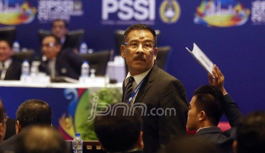 Manajer Persib Bandung Umuh Muchtar menghadiri Kongres Luar Biasa PSSI di Jakarta, Rabu (3/8). KLB PSSI membahas pemilihan Plt Ketua Umum PSSI hingga kongres pemilihan terdekat, pemilihan Komite Exco, pelaksanaan Kongres Tahunan Pemilihan PSSI dan Pengesahan revisi Kode Pemilihan PSSI. Foto: Ricardo/JPNN.com - JPNN.com