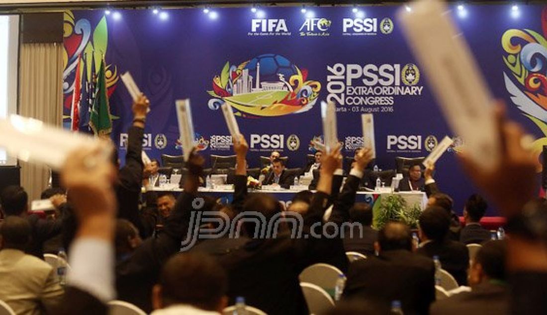 Suasana Kongres Luar Biasa PSSI di Jakarta, Rabu (3/8). KLB PSSI membahas pemilihan Plt Ketua Umum PSSI hingga kongres pemilihan terdekat, pemilihan Komite Exco, pelaksanaan Kongres Tahunan Pemilihan PSSI dan Pengesahan revisi Kode Pemilihan PSSI. Foto: Ricardo/JPNN.com - JPNN.com