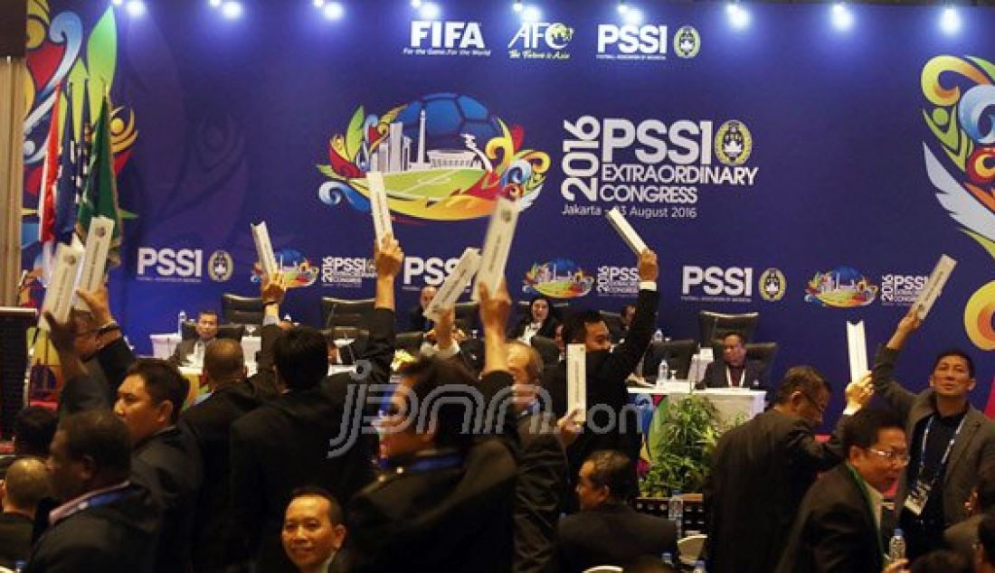 Suasana Kongres Luar Biasa PSSI di Jakarta, Rabu (3/8). KLB PSSI membahas pemilihan Plt Ketua Umum PSSI hingga kongres pemilihan terdekat, pemilihan Komite Exco, pelaksanaan Kongres Tahunan Pemilihan PSSI dan Pengesahan revisi Kode Pemilihan PSSI. Foto: Ricardo/JPNN.com - JPNN.com