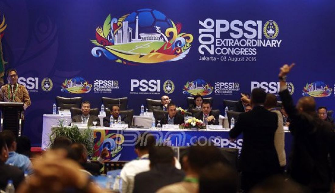 Suasana Kongres Luar Biasa PSSI di Jakarta, Rabu (3/8). KLB PSSI membahas pemilihan Plt Ketua Umum PSSI hingga kongres pemilihan terdekat, pemilihan Komite Exco, pelaksanaan Kongres Tahunan Pemilihan PSSI dan Pengesahan revisi Kode Pemilihan PSSI. Foto: Ricardo/JPNN.com - JPNN.com