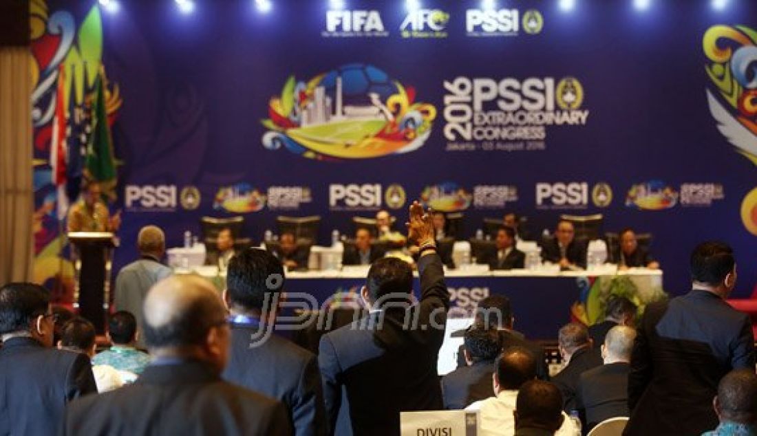 Suasana Kongres Luar Biasa PSSI di Jakarta, Rabu (3/8). KLB PSSI membahas pemilihan Plt Ketua Umum PSSI hingga kongres pemilihan terdekat, pemilihan Komite Exco, pelaksanaan Kongres Tahunan Pemilihan PSSI dan Pengesahan revisi Kode Pemilihan PSSI. Foto: Ricardo/JPNN.com - JPNN.com