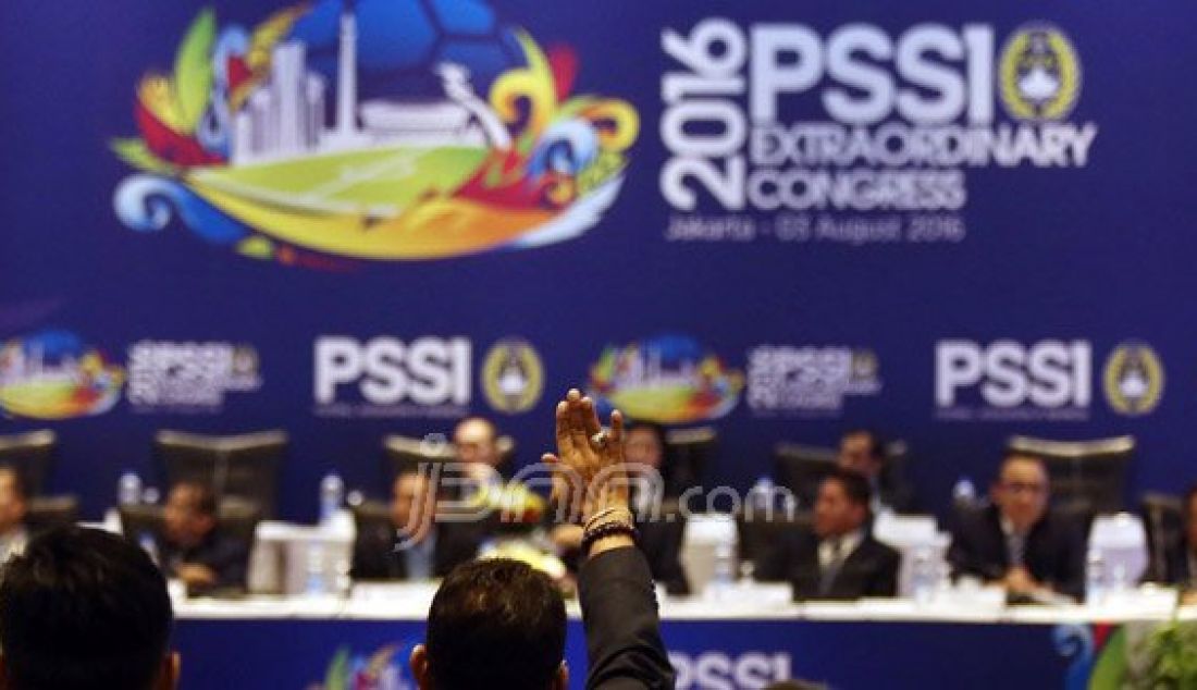 Suasana Kongres Luar Biasa PSSI di Jakarta, Rabu (3/8). KLB PSSI membahas pemilihan Plt Ketua Umum PSSI hingga kongres pemilihan terdekat, pemilihan Komite Exco, pelaksanaan Kongres Tahunan Pemilihan PSSI dan Pengesahan revisi Kode Pemilihan PSSI. Foto: Ricardo/JPNN.com - JPNN.com