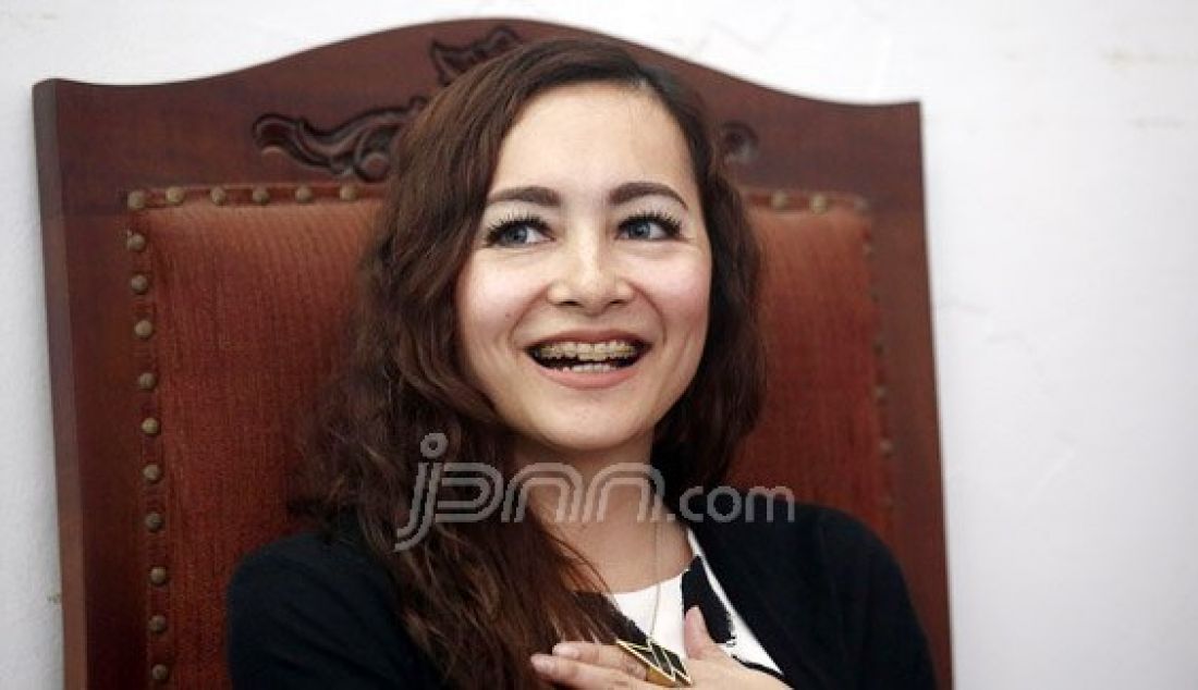 Selebriti Dewi Rezer menghadiri sidang putusan perceraian dengan suaminya Marcelino Lefrandt di Pengadilan Negeri Jakarta Selatan, Jakarta, Kamis (4/8). Foto: Ricardo/JPNN.com - JPNN.com