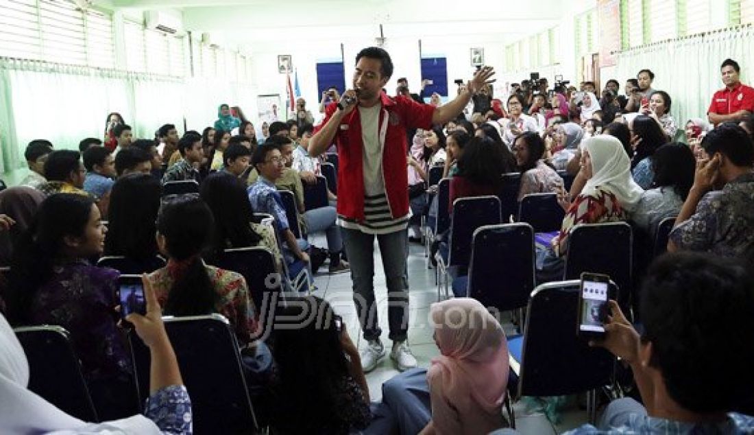 Penyanyi muda Vidi Aldiano menghadiri Seminar dan Kegiatan Hari Aids Sedunia 2016 'Masih Jaman Sex Bebas?,' di SMU N 70 Jakarta, Kamis (4/8). Foto: Ricardo/JPNN.com - JPNN.com