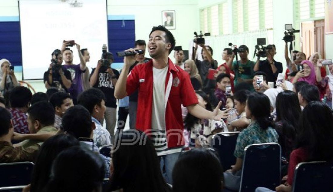 Penyanyi muda Vidi Aldiano menghadiri Seminar dan Kegiatan Hari Aids Sedunia 2016 'Masih Jaman Sex Bebas?,' di SMU N 70 Jakarta, Kamis (4/8). Foto: Ricardo/JPNN.com - JPNN.com