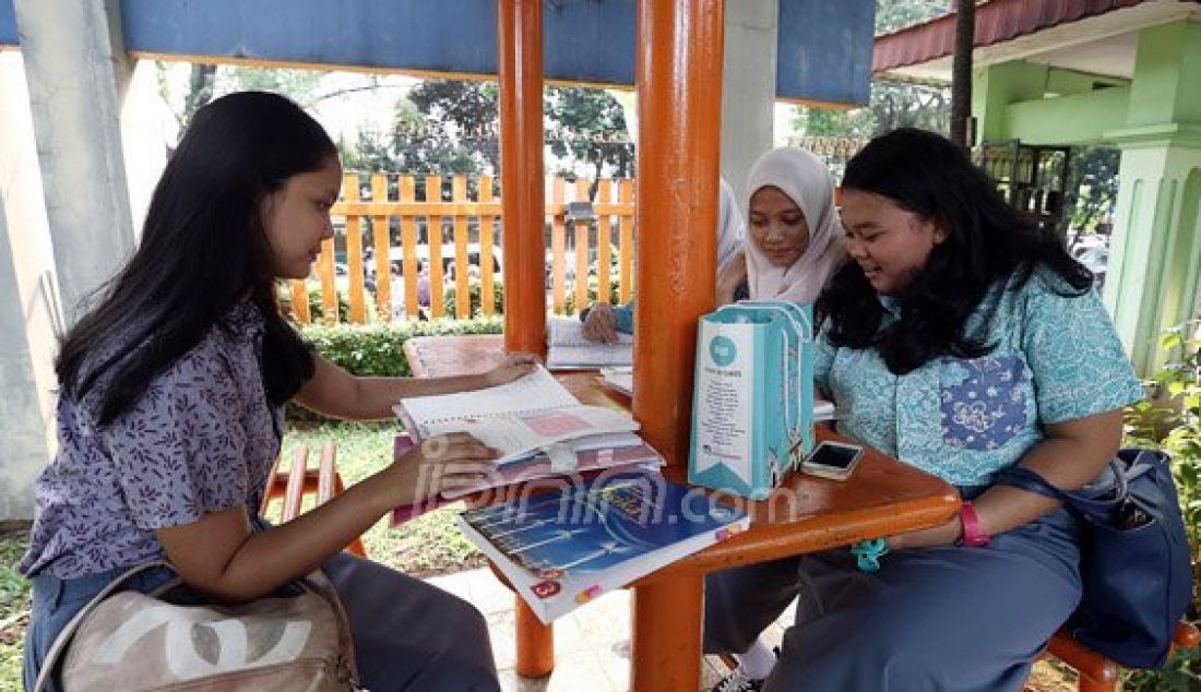 Sejumlah siswi SMA N 70 Jakarta belajar bersama usai pulang sekolah di Taman Sekolah SMA N 70 Jakarta, Jakarta, Kamis (4/8). Mereka memanfaatkan waktu kosong dengan mengulang pelajaran yang diberikan sekolah dari pada bermain Pokemon GO. Foto: Ricardo/JPNN.com - JPNN.com