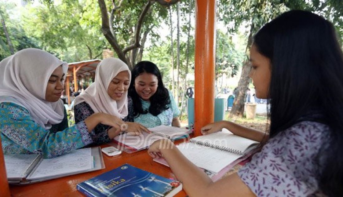 Sejumlah siswi SMA N 70 Jakarta belajar bersama usai pulang sekolah di Taman Sekolah SMA N 70 Jakarta, Jakarta, Kamis (4/8). Mereka memanfaatkan waktu kosong dengan mengulang pelajaran yang diberikan sekolah dari pada bermain Pokemon GO. Foto: Ricardo/JPNN.com - JPNN.com