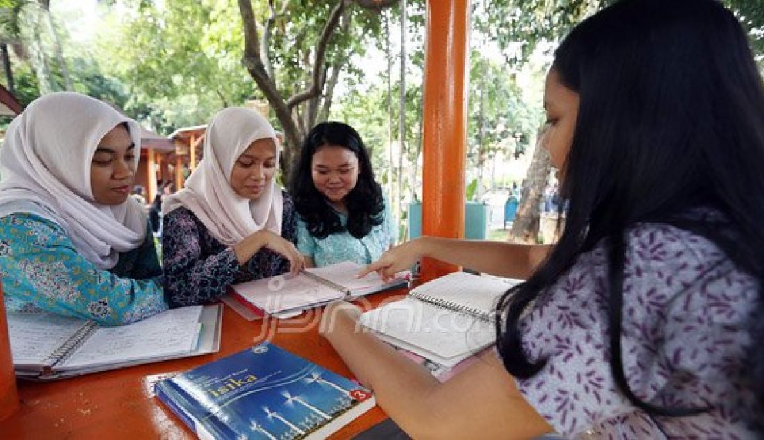 Sejumlah siswi SMA N 70 Jakarta belajar bersama usai pulang sekolah di Taman Sekolah SMA N 70 Jakarta, Jakarta, Kamis (4/8). Mereka memanfaatkan waktu kosong dengan mengulang pelajaran yang diberikan sekolah dari pada bermain Pokemon GO. Foto: Ricardo/JPNN.com - JPNN.com