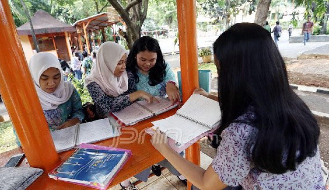 Sejumlah siswi SMA N 70 Jakarta belajar bersama usai pulang sekolah di Taman Sekolah SMA N 70 Jakarta, Jakarta, Kamis (4/8). Mereka memanfaatkan waktu kosong dengan mengulang pelajaran yang diberikan sekolah dari pada bermain Pokemon GO. Foto: Ricardo/JPNN.com - JPNN.com