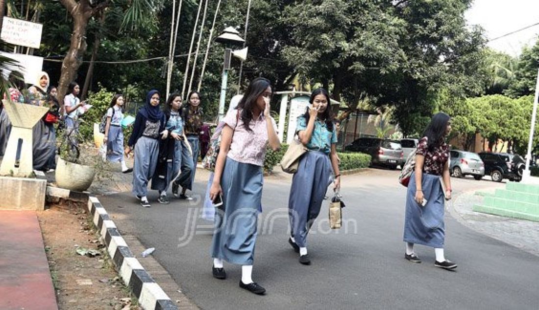 Pelajar usai mengikuti pelajaran di Sekolah SMA N 70 Jakarta, Jakarta, Kamis (4/8). Pentingnya pendidikan seks dan menerapkan kegiatan-kegiatan positif bisa menghindari seks bebas dan penyakit mematikan yaitu HIV Aids. Foto: Ricardo/JPNN.com - JPNN.com