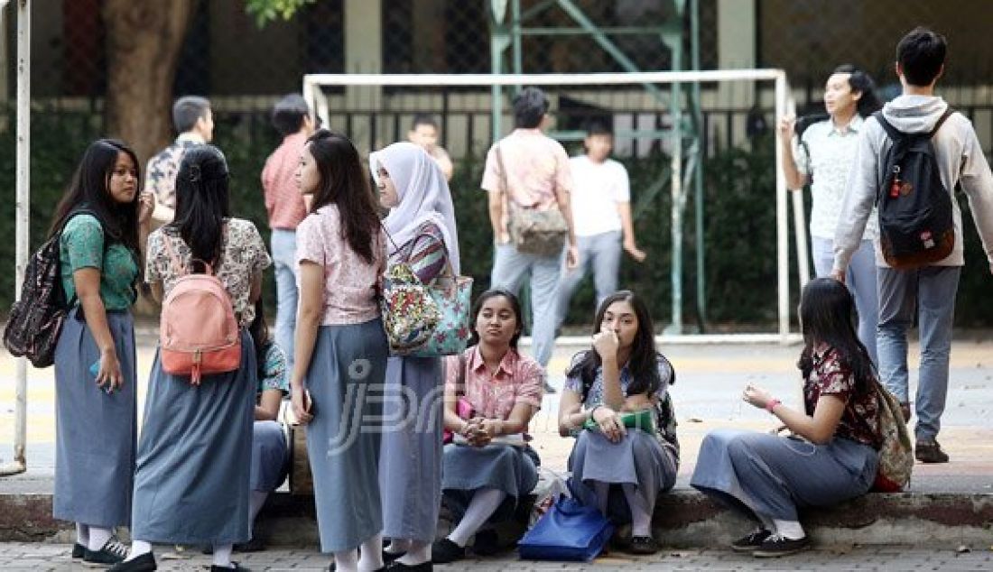 Pelajar usai mengikuti pelajaran di Sekolah SMA N 70 Jakarta, Jakarta, Kamis (4/8). Pentingnya pendidikan seks dan menerapkan kegiatan-kegiatan positif bisa menghindari seks bebas dan penyakit mematikan yaitu HIV Aids. Foto: Ricardo/JPNN.com - JPNN.com