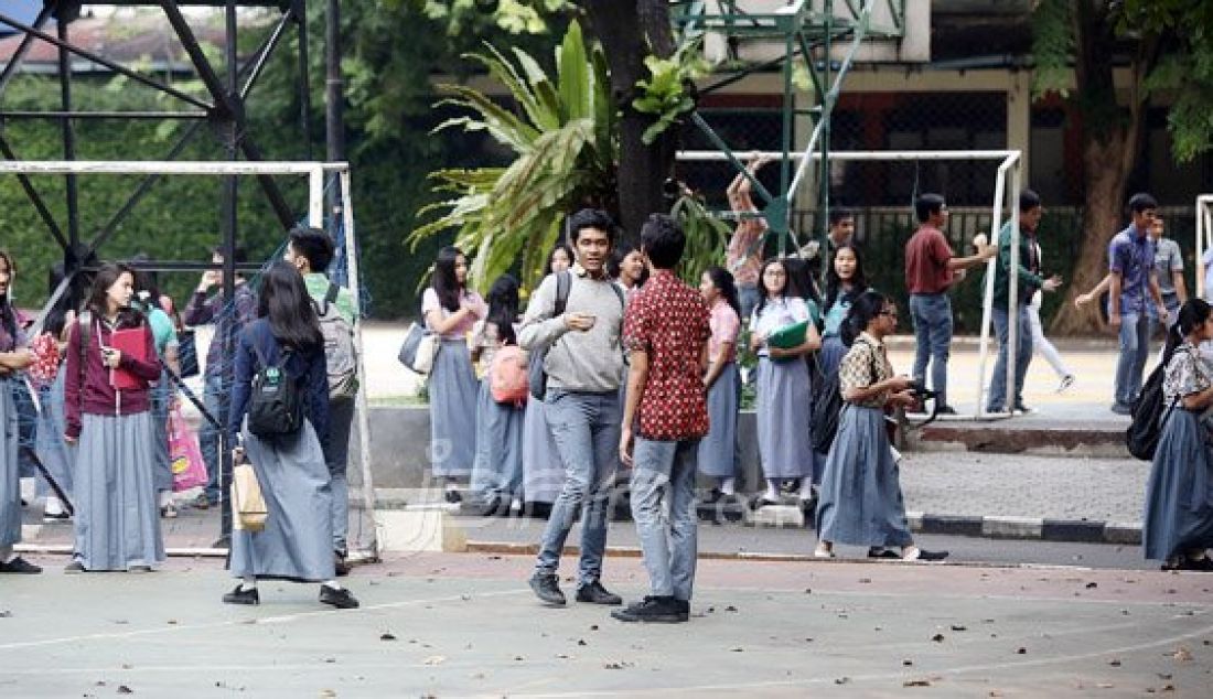 Pelajar usai mengikuti pelajaran di Sekolah SMA N 70 Jakarta, Jakarta, Kamis (4/8). Pentingnya pendidikan seks dan menerapkan kegiatan-kegiatan positif bisa menghindari seks bebas dan penyakit mematikan yaitu HIV Aids. Foto: Ricardo/JPNN.com - JPNN.com