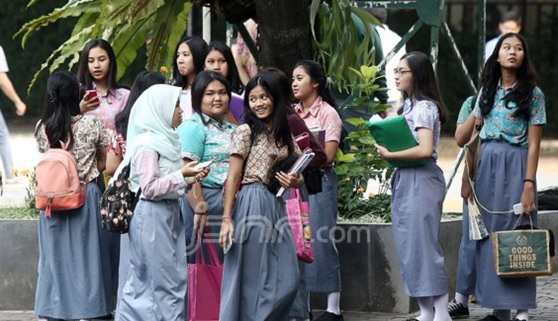 Pelajar usai mengikuti pelajaran di Sekolah SMA N 70 Jakarta, Jakarta, Kamis (4/8). Pentingnya pendidikan seks dan menerapkan kegiatan-kegiatan positif bisa menghindari seks bebas dan penyakit mematikan yaitu HIV Aids. Foto: Ricardo/JPNN.com - JPNN.com