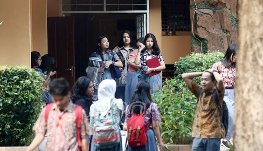 Pelajar usai mengikuti pelajaran di Sekolah SMA N 70 Jakarta, Jakarta, Kamis (4/8). Pentingnya pendidikan seks dan menerapkan kegiatan-kegiatan positif bisa menghindari seks bebas dan penyakit mematikan yaitu HIV Aids. Foto: Ricardo/JPNN.com - JPNN.com