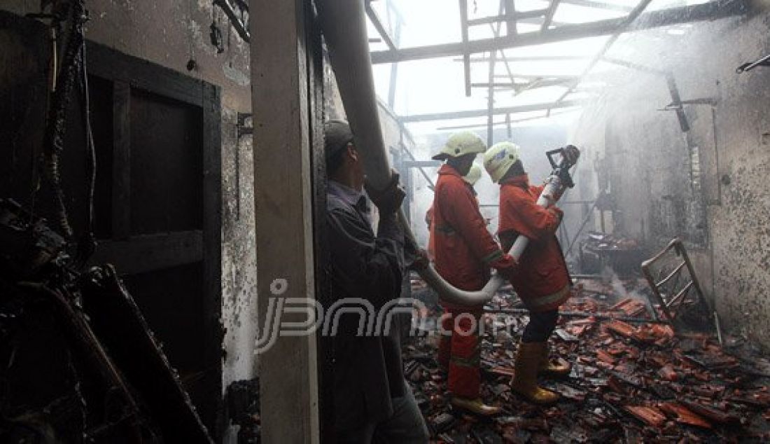 Petugas pemadam kebakaran bersama warga berusaha memadamkan api yang menghanguskan pemukiman penduduk di Jalan Gelora IX A, Palmerah, Jakarta, Kamis (4/8). Kebakaran yang menghanguskan delapan rumah tersebut diduga berasal karena korsleting listrik. Foto: Ricardo/JPNN.com - JPNN.com