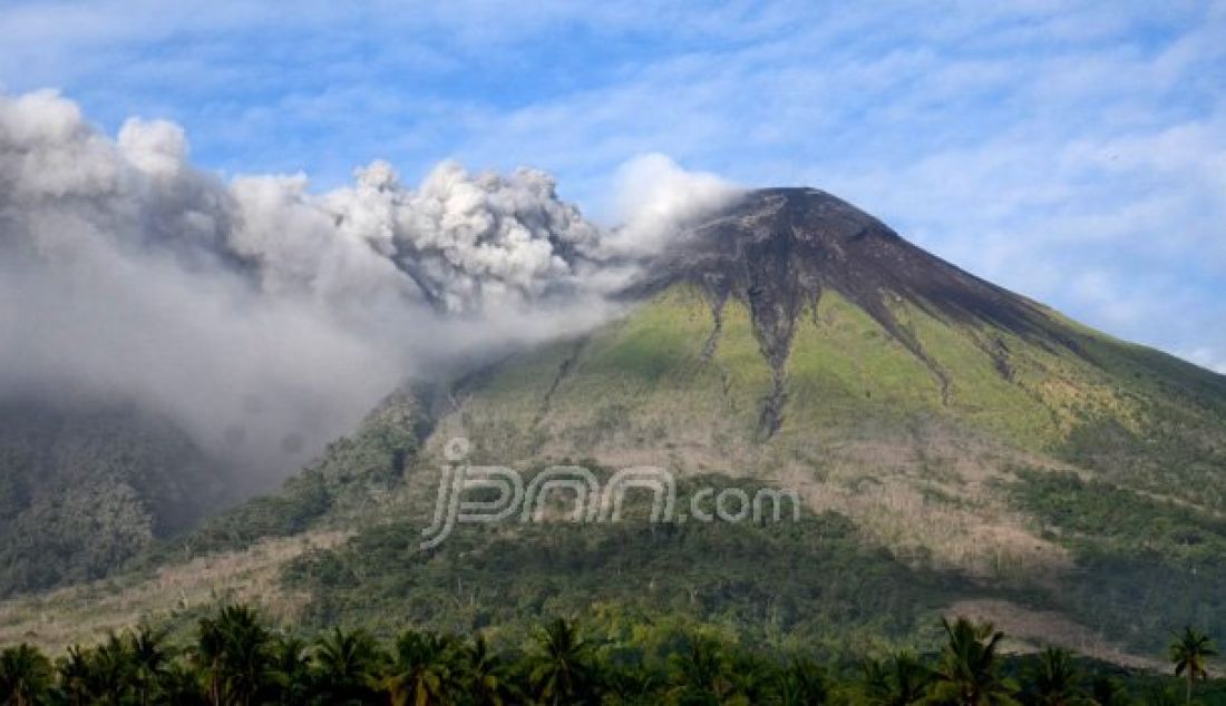 ERUPSI: Hari kedua, Gunung gamalama Ternate terus mengeluarkan debu vulkanik sepanjang hari Kamis (4/8), sementara aktivitas penerbangan hingga kamis sore belum dibuka. Foto: Erwin/Malut Pos - JPNN.com