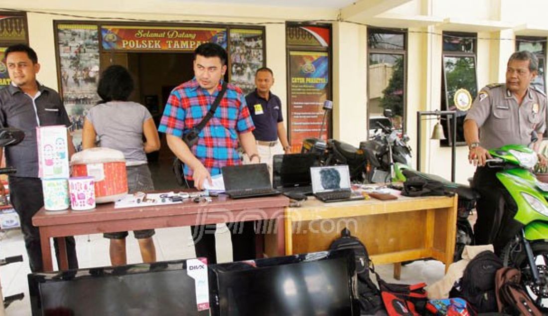 EKSPOSE: Kanit Reskrim Polsek Tampan, Iptu Eru Alsepa saat gelar perkara dengan tersangka seorang wanita Farida (HD), yang membobol rumah di jalan Delima Kecamatan Tampan, Pekanbaru, Riau, Kamis (4/8). Foto: Akhwan/Riau Pos - JPNN.com