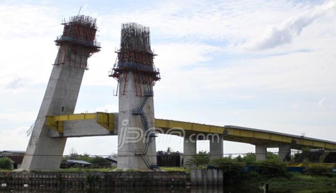 Kondisi bangunan Jembatan Siak IV, yang terletak di Jalan Sudirman Pekanbaru nampak tidak terawat, Kamis (4/8). Pembangunan jembatan Siak yang terhenti hingga kini belum jelas kapan akan kembali dilanjutkan pembangunannya. Foto: Defizal/Riau Pos - JPNN.com