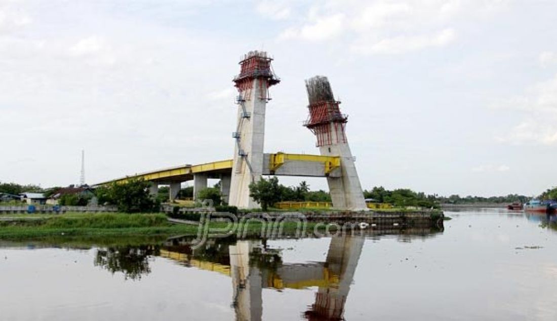 Kondisi bangunan Jembatan Siak IV, yang terletak di Jalan Sudirman Pekanbaru nampak tidak terawat, Kamis (4/8). Pembangunan jembatan Siak yang terhenti hingga kini belum jelas kapan akan kembali dilanjutkan pembangunannya. Foto: Defizal/Riau Pos - JPNN.com