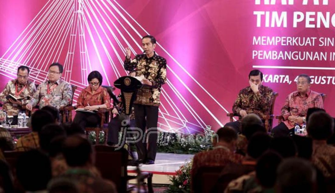 Presiden Joko Widodo menyampaikan arahan dalam Rapat Koordinasi Nasional VII Tim Pengendali Inflasi Daerah 2016 di Jakarta, Kamis (4/8). Foto: Imam Husein/Jawa Pos - JPNN.com