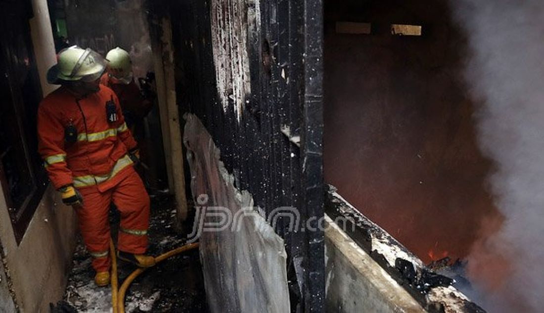 Petugas pemadam kebakaran bersama warga berusaha memadamkan api yang menghanguskan pemukiman penduduk di Jalan Kp Duku, Kebayoran Lama, Jakarta, Jumat (5/8). Empat unit mobil pemadam diterjunkan dalam kebakaran yang diduga akibat korsleting listrik. Foto: Ricardo/JPNN.com - JPNN.com