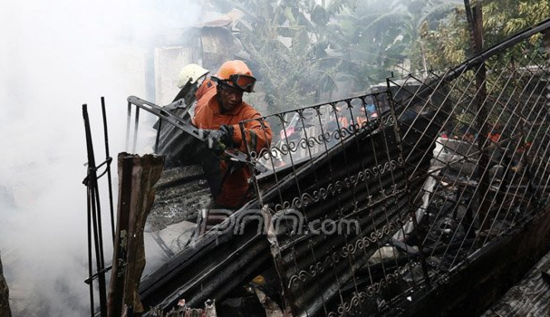 Petugas pemadam kebakaran bersama warga berusaha memadamkan api yang menghanguskan pemukiman penduduk di Jalan Kp Duku, Kebayoran Lama, Jakarta, Jumat (5/8). Empat unit mobil pemadam diterjunkan dalam kebakaran yang diduga akibat korsleting listrik. Foto: Ricardo/JPNN.com - JPNN.com