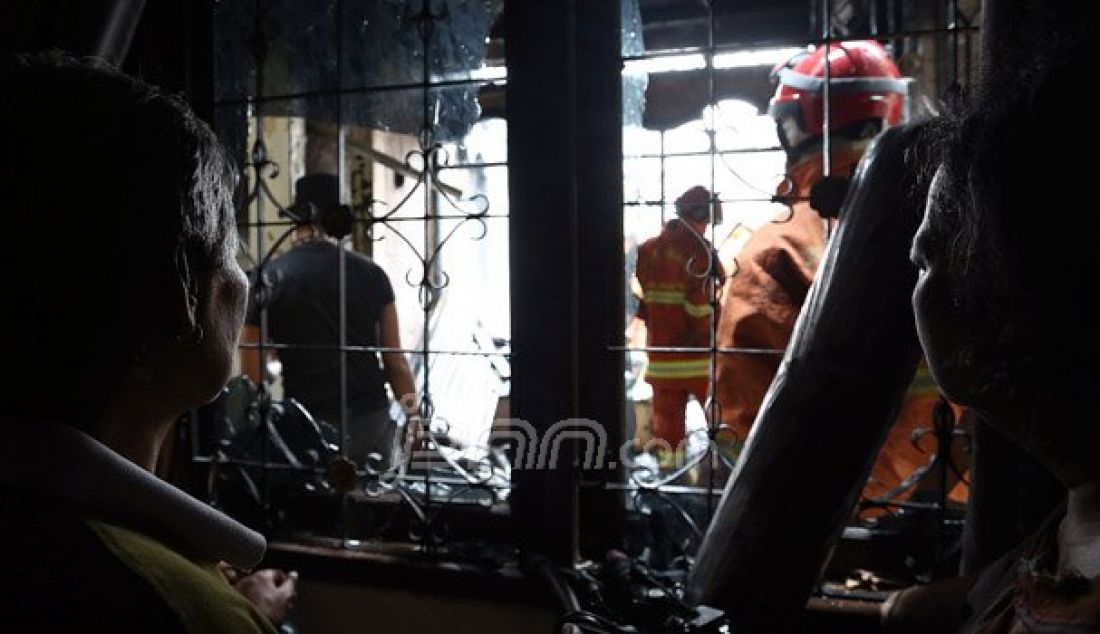 Petugas pemadam kebakaran bersama warga berusaha memadamkan api yang menghanguskan pemukiman penduduk di Jalan Kp Duku, Kebayoran Lama, Jakarta, Jumat (5/8). Empat unit mobil pemadam diterjunkan dalam kebakaran yang diduga akibat korsleting listrik. Foto: Ricardo/JPNN.com - JPNN.com