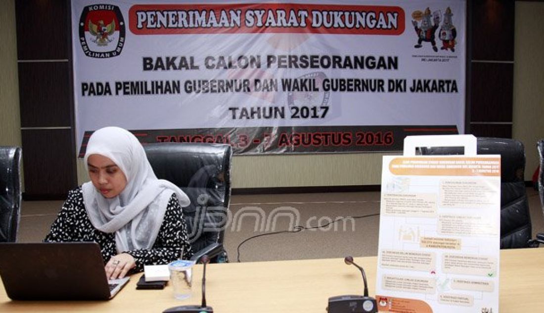 Petugas KPUD DKI Jakarta saat menjaga meja penyerahan dukungan Calon Gubernur DKI Jakarta dari jalur perseorangan di Kantor KPUD DKI Jakarta, Jum'at (5/8). Batas pendaftaran calon perseorangan berlangsung hingga 7 Agustus mendatang. Foto: Ricardo/JPNN.com - JPNN.com