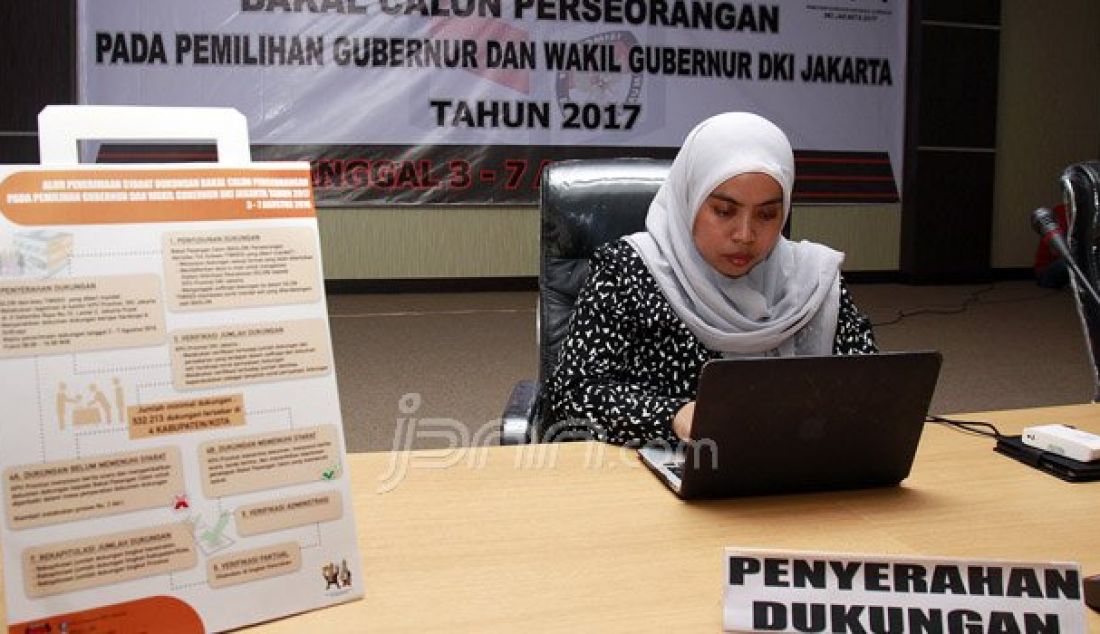 Petugas KPUD DKI Jakarta saat menjaga meja penyerahan dukungan Calon Gubernur DKI Jakarta dari jalur perseorangan di Kantor KPUD DKI Jakarta, Jum'at (5/8). Batas pendaftaran calon perseorangan berlangsung hingga 7 Agustus mendatang. Foto: Ricardo/JPNN.com - JPNN.com